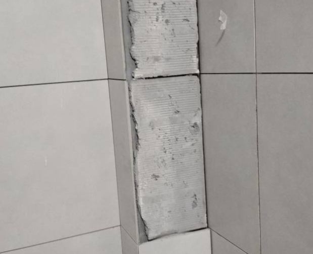 红河瓷砖空鼓维修公司分享下瓷砖施工前基层浇水润湿程度不足，可能导致以下问题